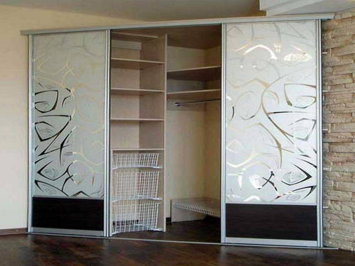 Угловой шкафы купе с пескоструйным рисунком