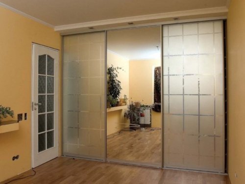 Встроенный шкаф купе с декоративным стеклом и зеркалом