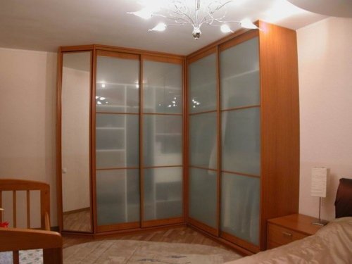 Угловой шкафы купе с лакоматом