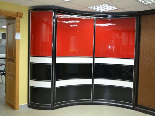 Радиусный шкаф-купе с глянцевыми красными и черными дверями