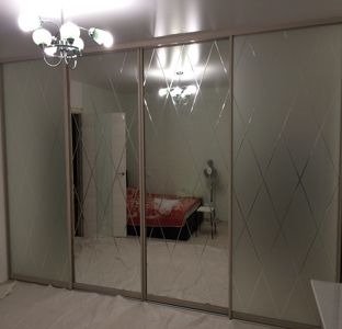 Шкаф купе с гравировкой от производителя