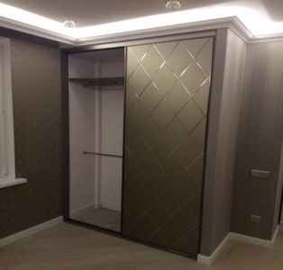 Встроенный узкий шкаф купе с гравировкой