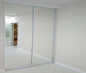 Шкаф купе с гравировкой встроенный в нишу под заказ в Минске