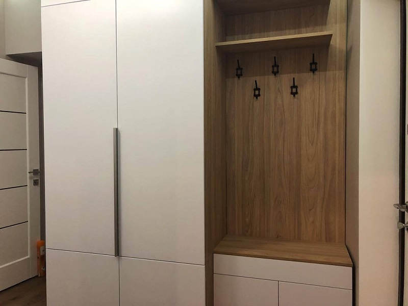 Шкаф распашной в прихожую на заказ
